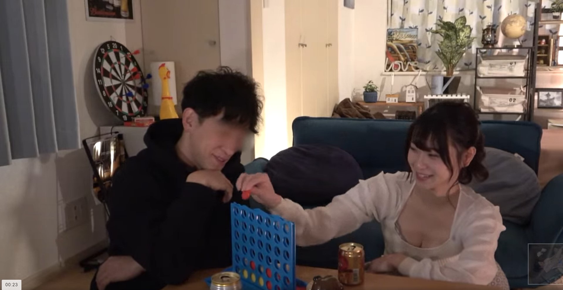 チョー色白美肌カワイイ系女子と自宅で遊んでたら、そのまま透き通るようなキレイな身体をたっぷりと堪能！