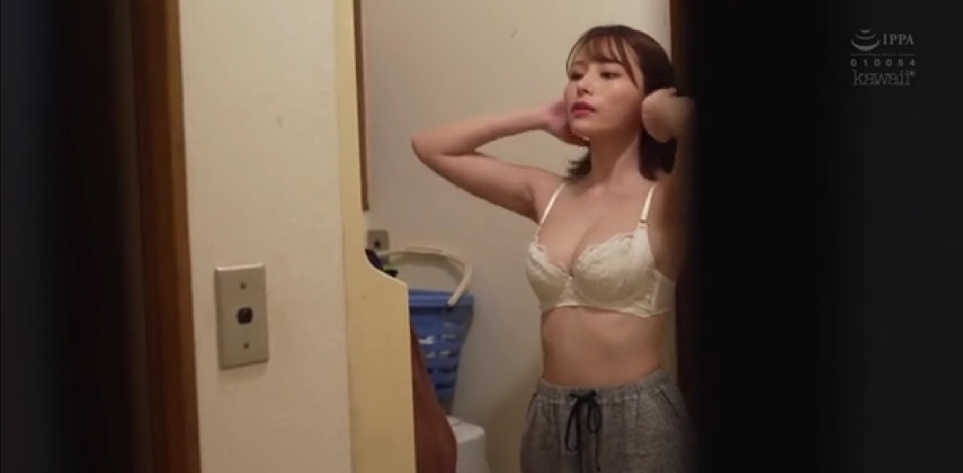 旦那がいない時に義父に強引にやられてしまう美人系の人妻、押さえつけられて最後はカッチカチの義父チンポにたっぷりと中出しされてしまう