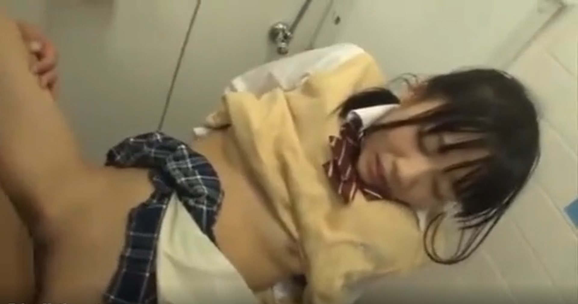 JK制服女子高生と公衆トイレで刃物をちらつかせて襲い極太チンポを根元まで挿入してパイパンおマンコのヌメリに負けて嗚呼っと叫びながら鬼の中出しを決める！