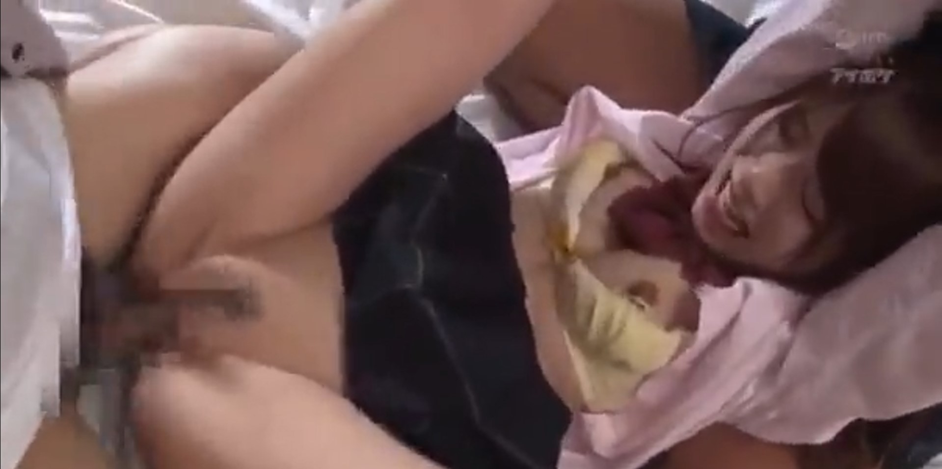 JK制服女子高生がやから感強めの2人組に家に侵入され力ずくで輪姦レイプされ、嫌だと泣き叫んでも容赦のない連続ピストンから次々と中出しされてしまう