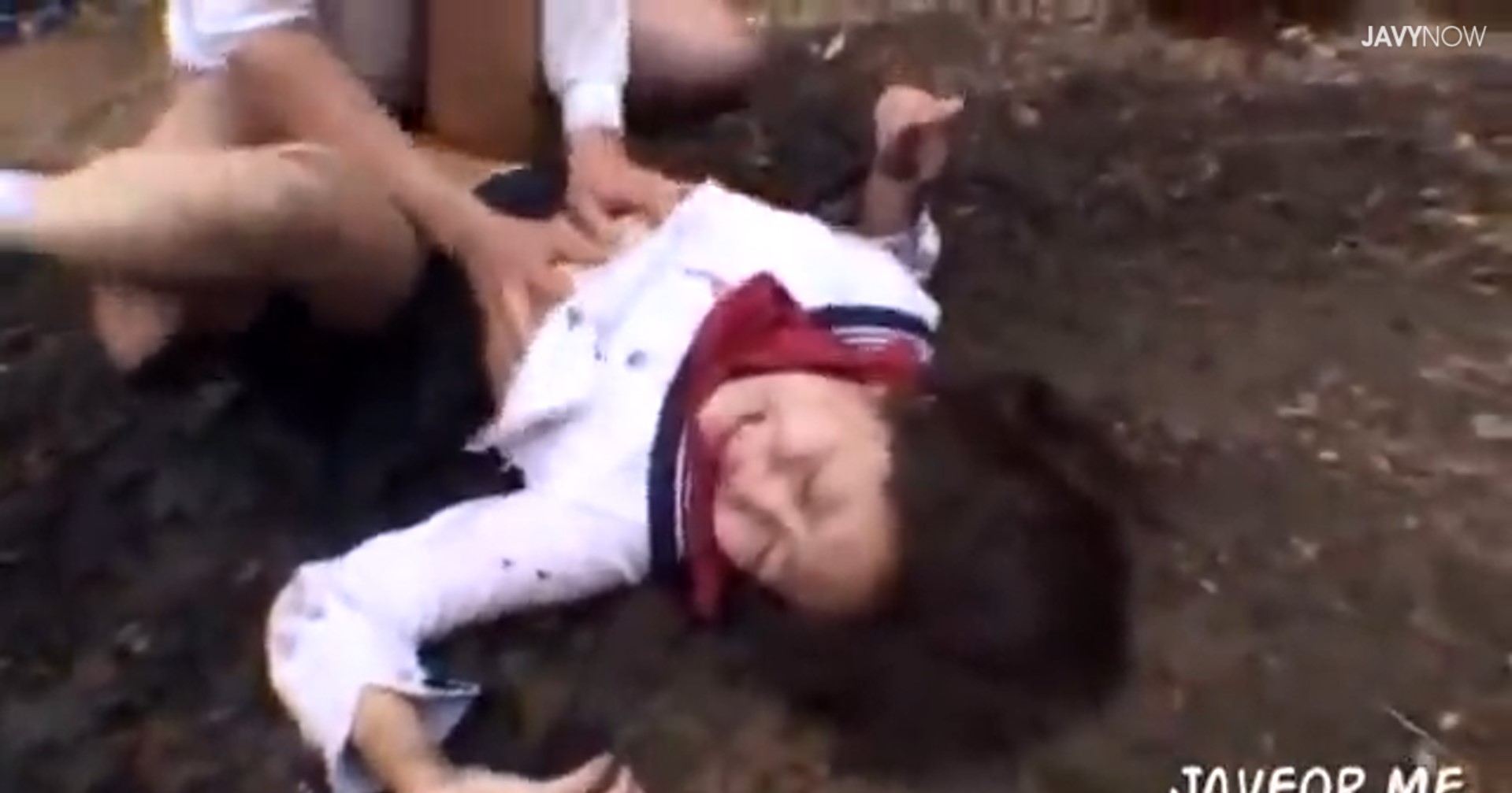 車で拉致られて山奥に連れて行かれたJK制服女子高生が複数の男たちにガチレイプされ、泣き叫ぼうが誰も助けてくれずに次々と中出しされて捨てられてしまう動画