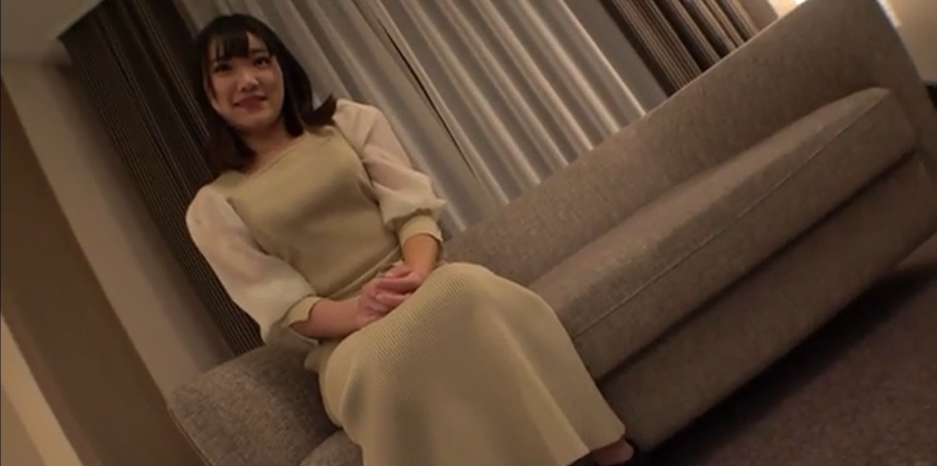 程よい肉付きの今どきお姉さんを素っ裸にしてバイブを突っ込んだらマン汁激たらしてマンコがお喜び、男のチンポを咥え込んで更に快感の渦へと堕ちて行く