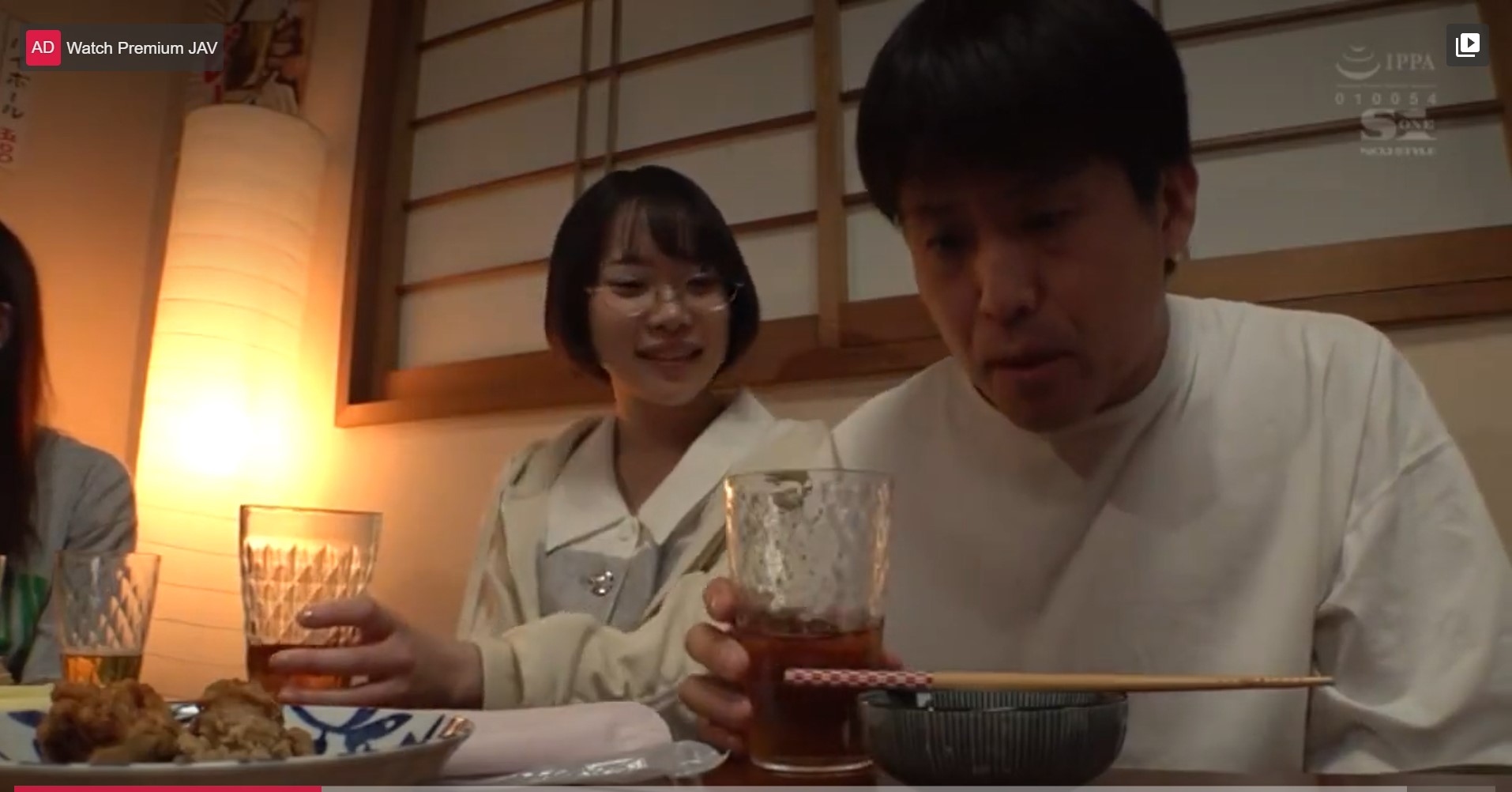 このあとお酒に酔ったお若い女子に居酒屋トイレでSEXを誘われます、我慢できずに生チンポを立ちバックで猛烈ピストンしてたら気持ち良くなって来て夢中でドロリとお尻に発射！